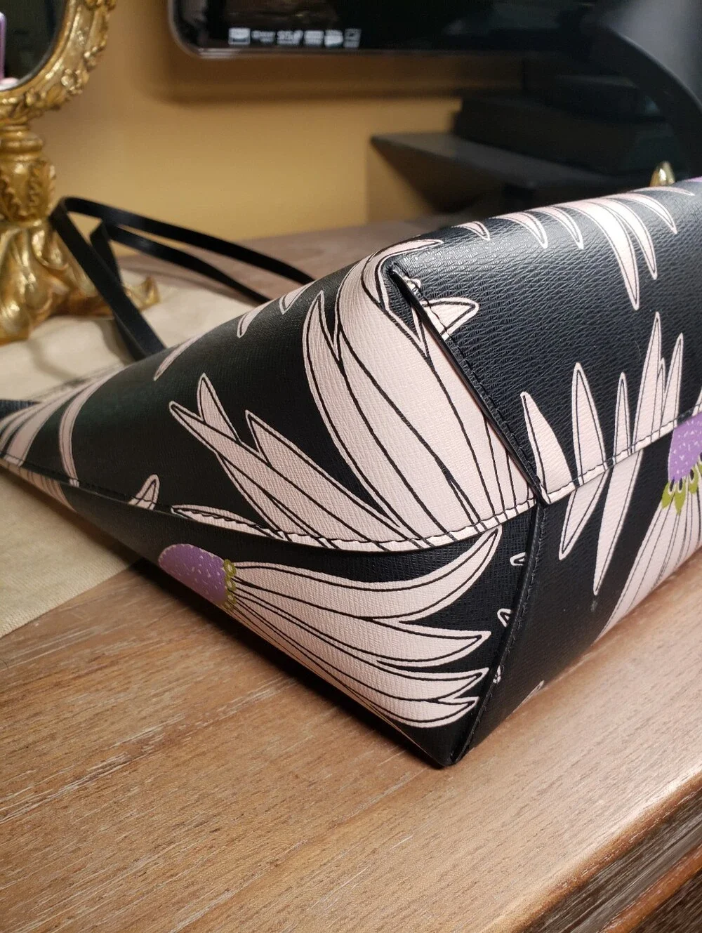 Kate Spade Daisy Toss Tote & Matching Wristlet Set NWOT! (Retail $299) - Picture 8 of 10